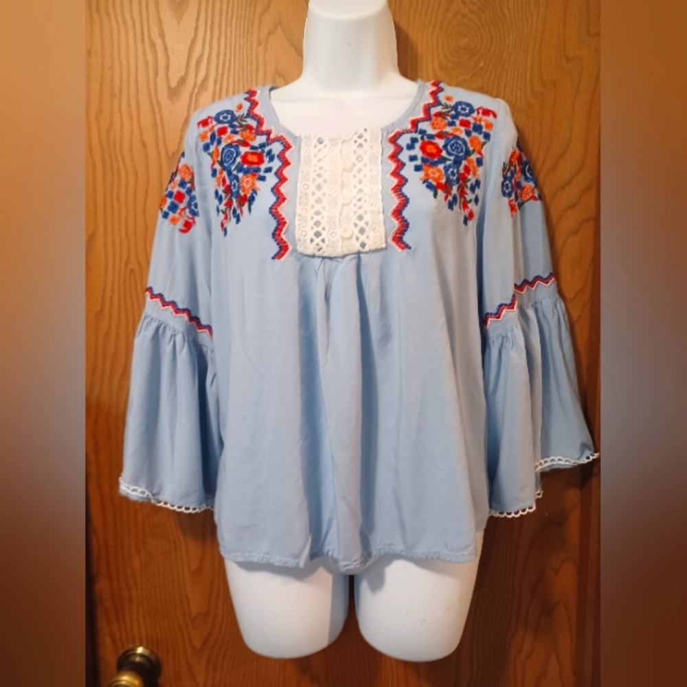 New small floral embroidered lace cutout bell sleeve blouse